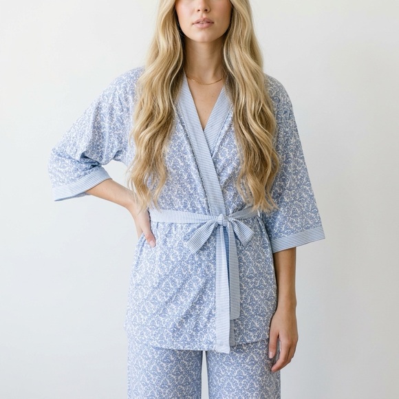 short Aria floral romantic lightweight 3/4th sleeve whimsical wrap robe - Picture 2 of 9